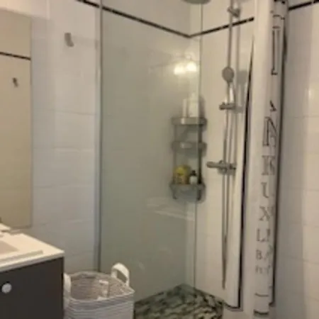 Spacious T3 With Balcony - Close To Town Center Lägenhet Touques