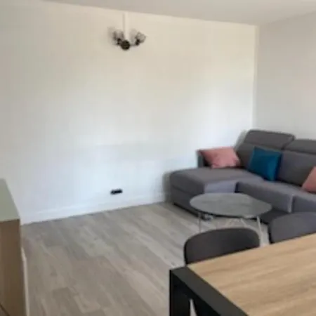 Spacious T3 With Balcony - Close To Town Center Lägenhet