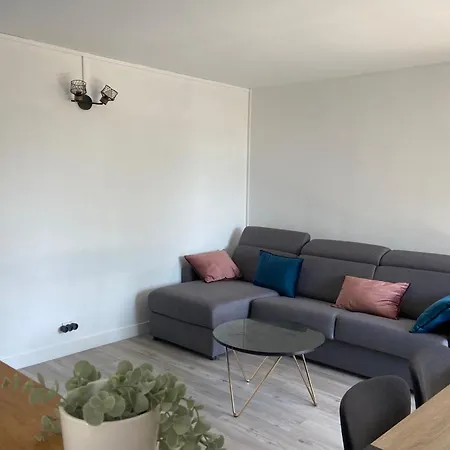 Spacious T3 With Balcony - Close To Town Center