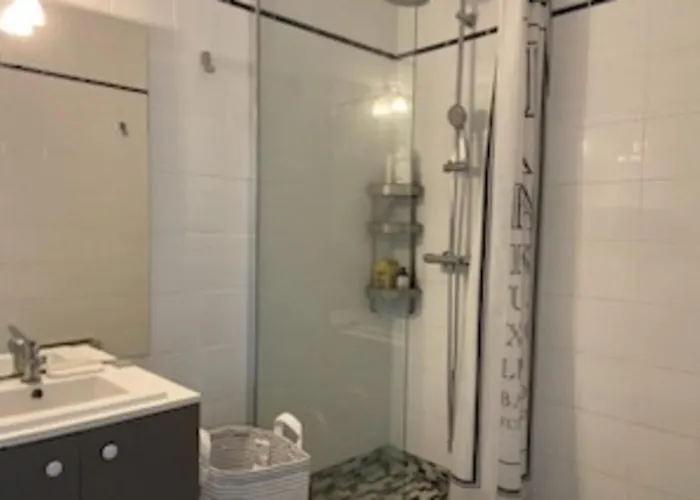 Spacious T3 With Balcony - Close To Town Center Апартаменты Тук