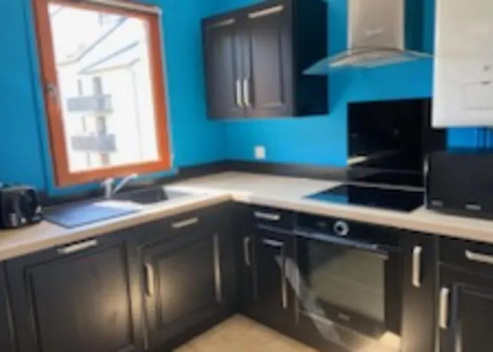 Spacious T3 With Balcony - Close To Town Center Lägenhet