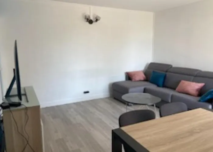 Spacious T3 With Balcony - Close To Town Center Lägenhet