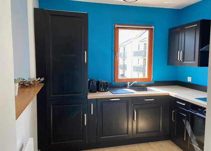 Spacious T3 With Balcony - Close To Town Center Lägenhet