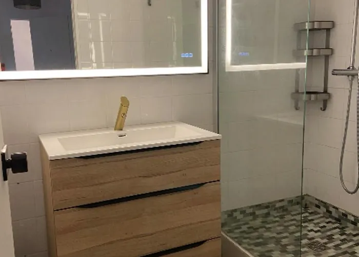 Spacious T3 With Balcony - Close To Town Center Тук