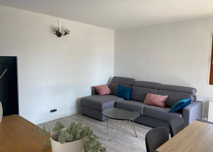 Spacious T3 With Balcony - Close To Town Center